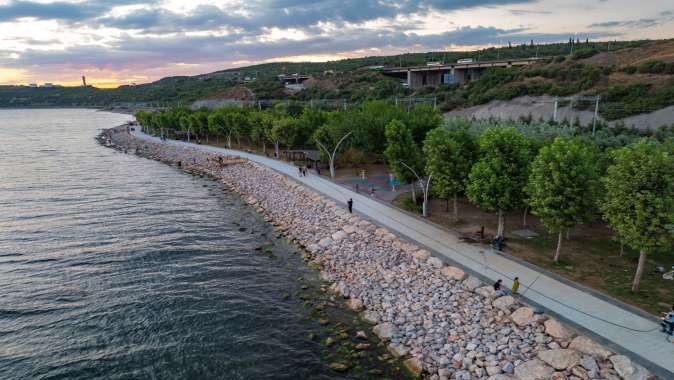 Tavşancıl Sahil Parkı gündüz başka gece başka güzel