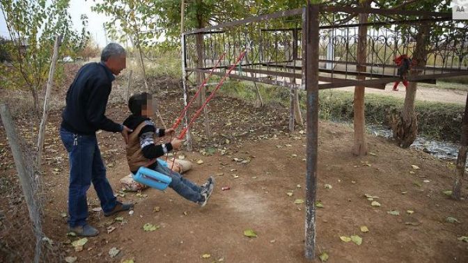 Tedavi sırasında HIVli kan verilen çocuk mucizeyi bekliyor