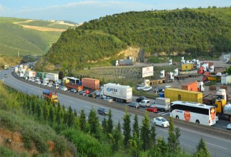 TEM’de kilometrelerce araç kuyruğu oluştu