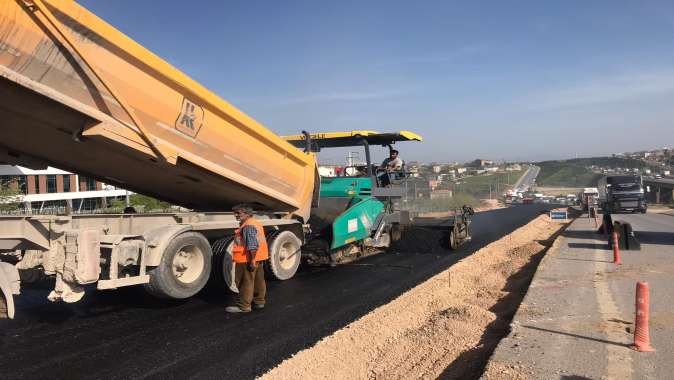 TEM Kuzey yan yollar asfalt serimi yapılıyor