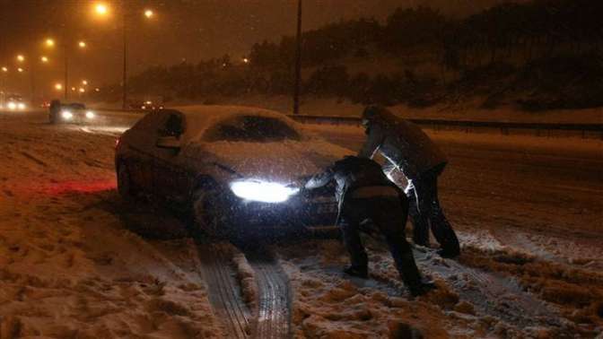 TEM Otoyolu’nda mahsur kalan sürücüler kurtarılmayı bekledi