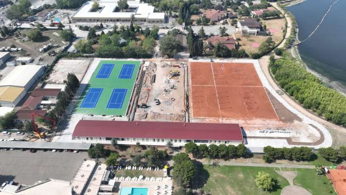 Tenis Merkezi’nde balon kortlar boyandı