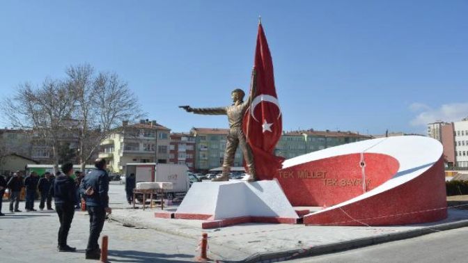 Tepki Geldi, Şehit Ömer Halisdemirin Heykeli Kaldırıldı