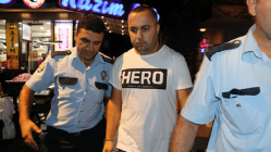 Adana'da "Hero" yazılı tişört giyen şahıs gözaltına alındı