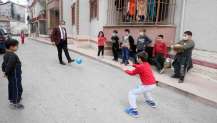 Büyükakın, Karamürsel’de çocuklarla futbol ve basketbol oynadı