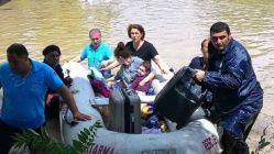 Cihaza bağlı yaşayan bebek selden botla kurtarıldı