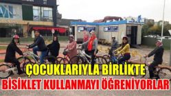 Çocuklarıyla birlikte bisiklet kullanmayı öğreniyorlar