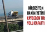 Direksiyon hakimiyetini kaybeden TIR yolu kapattı