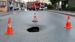 İstanbul Fatih'te yol çöktü, cadde trafiğe kapatıldı