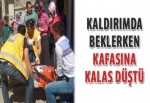 Kaldırımda beklerken kafasına kalas düştü