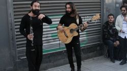 Koray Avcı İstiklal Caddesi'nde konser verdi