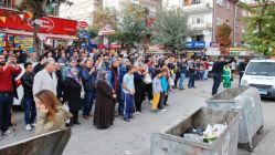 Meraklı vatandaşlar şüpheli çantayı heyecanla görüntüledi