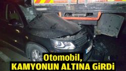 Otomobil, kamyonun altına girdi