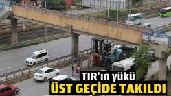 TIR’ın yükü üst geçide takıldı