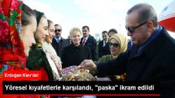 Ukrayna'ya Giden Erdoğan Yöresel Kıyafetlerle Karşılandı, Paska Ekmeği İkram Edildi