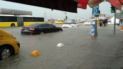 Üsküdar'da Kara ile Deniz Birleşti, Vatandaş Çareyi Yüzmekte Buldu