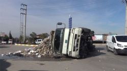 Virajda devrilen TIR'ın sürücüsü yaralandı