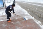 Yaya köprülerinde ve kaldırımlarda kar temizliği