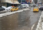 Yol Çöktü,Belediye Ekipleri Ortada Yok