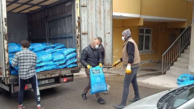 Trabzonlu Gençlerden İhtiyaç sahibi ailelere 40 ton kömür