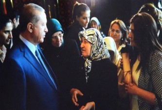 Yaşlı kadının Umre'deyken elinde belirdi... Erdoğan davet etti!