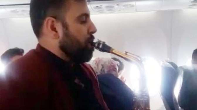 Yüksekova uçağında şaşırtan görüntü! Pilot ve hostesleri kıramadı, saksafonla konser verdi