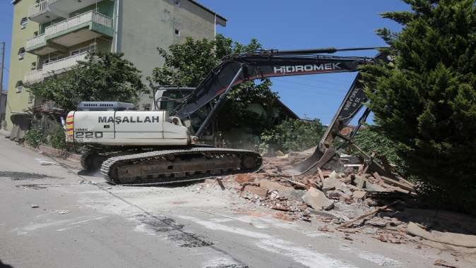 Zabıtan mahallesindeki hasarlı bina yıkıldı