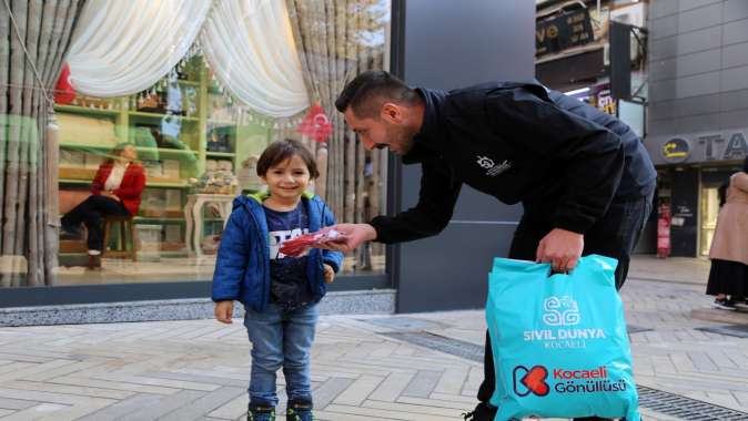 Büyükşehir 12 ilçede 25 bin Türk Bayrağı dağıttı