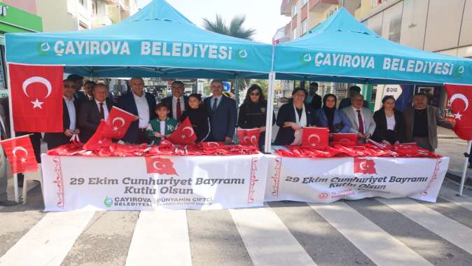 Çiftçi, Çayırovalılara Türk Bayrağı dağıttı