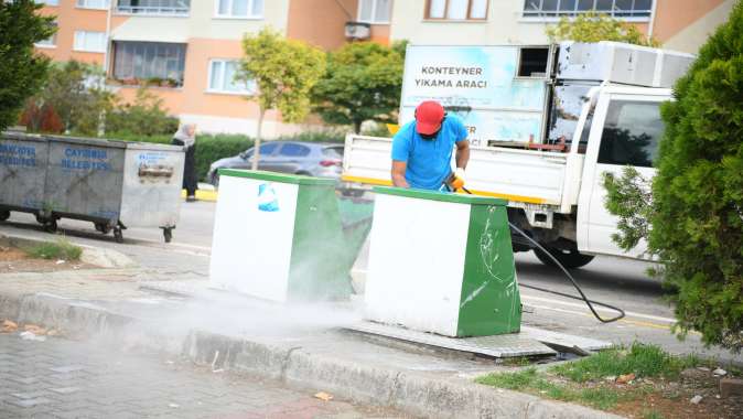 Çöp konteynerleri yerinde temizleniyor