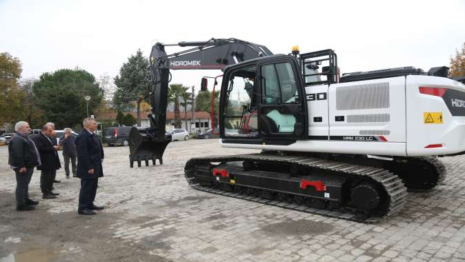 GÖLCÜK BELEDİYESİ MAKİNE PARKURUNA 3 YENİ ARAÇ