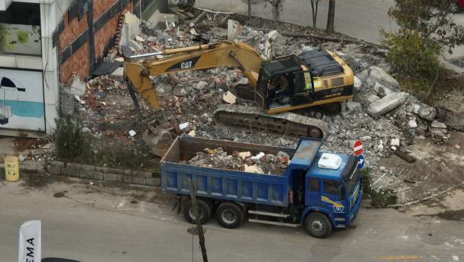 Yeşilova’ya nefes aldıracak proje için yıkıma başlandı